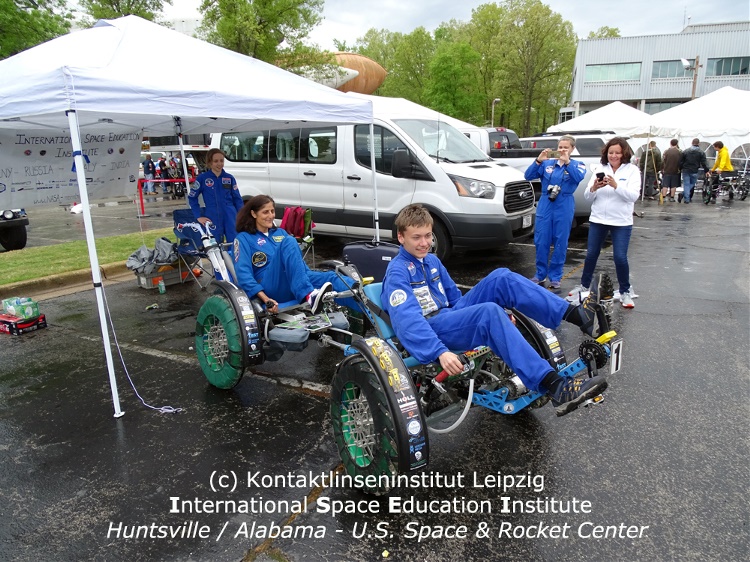 U.S. Space & Rocket Center Huntsville / Alabama nach dem Moonbuggy Rennen unser Sohn mit Sunita Pandya Lyn Williams